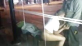 Хванат майка мастурбира и porno s vazrasni прецака алчно на леглото