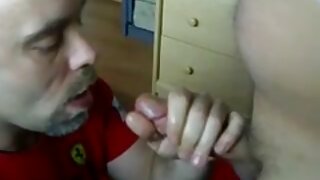 Руско момиче взе вибратор и ебане на бабички мастурбира на стол
